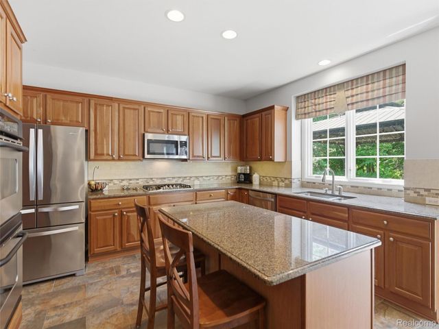 5454 Creekmonte Drive, Oakland Charter Township, MI 48306