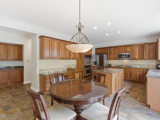 5454 Creekmonte Drive, Oakland Charter Township, MI 48306