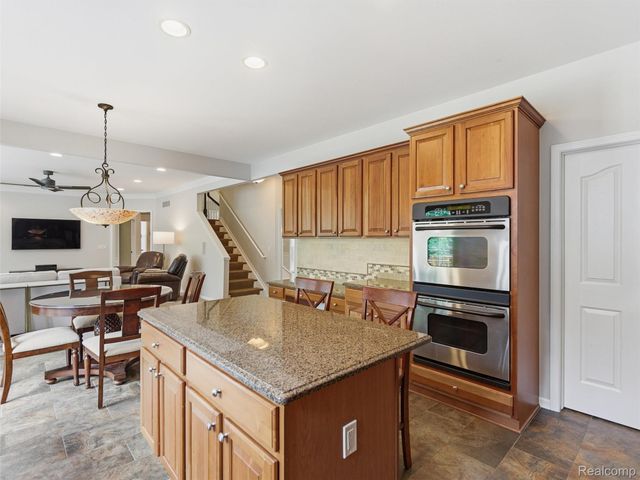 5454 Creekmonte Drive, Oakland Charter Township, MI 48306