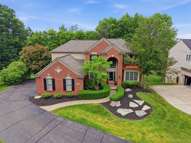 5454 Creekmonte Drive, Oakland Charter Township, MI 48306