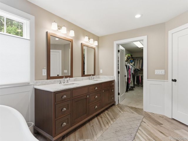 5454 Creekmonte Drive, Oakland Charter Township, MI 48306