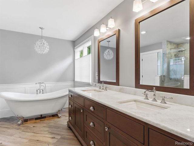 5454 Creekmonte Drive, Oakland Charter Township, MI 48306