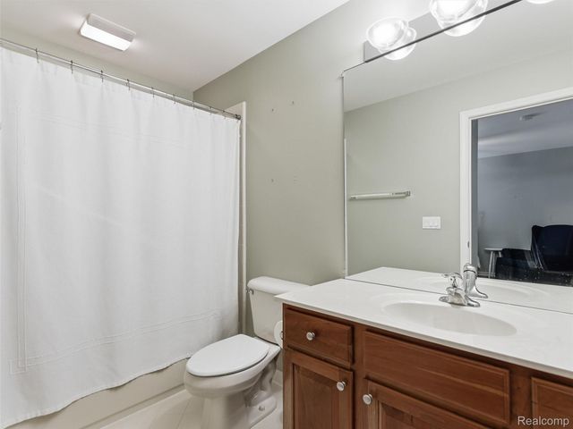 5454 Creekmonte Drive, Oakland Charter Township, MI 48306