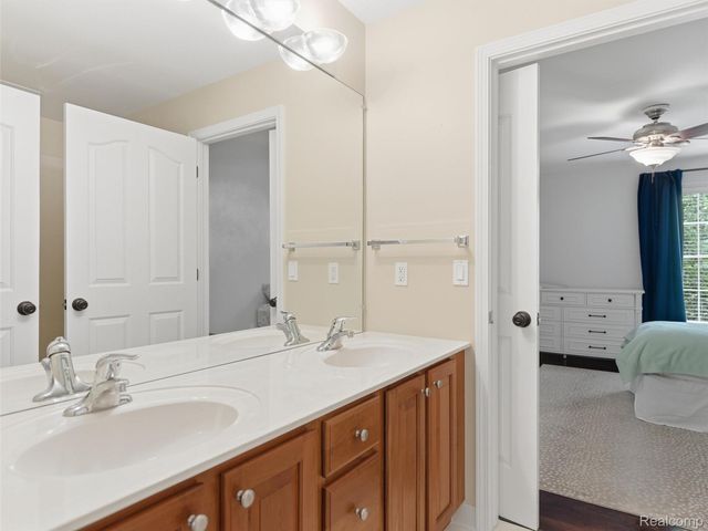 5454 Creekmonte Drive, Oakland Charter Township, MI 48306