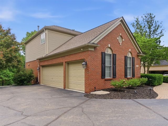 5454 Creekmonte Drive, Oakland Charter Township, MI 48306