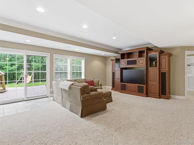 5454 Creekmonte Drive, Oakland Charter Township, MI 48306