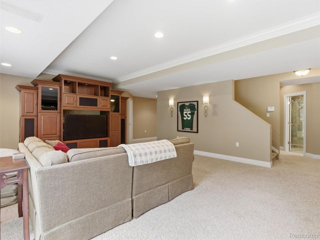 5454 Creekmonte Drive, Oakland Charter Township, MI 48306