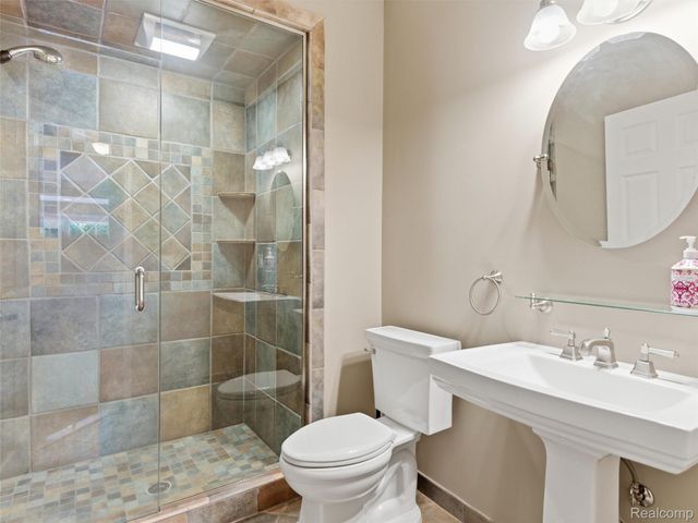 5454 Creekmonte Drive, Oakland Charter Township, MI 48306