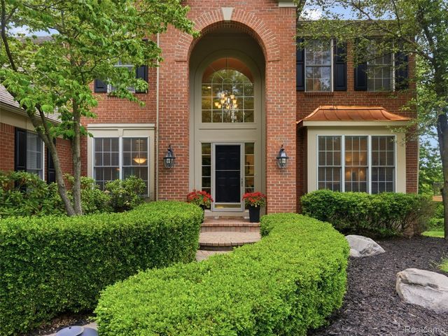 5454 Creekmonte Drive, Oakland Charter Township, MI 48306