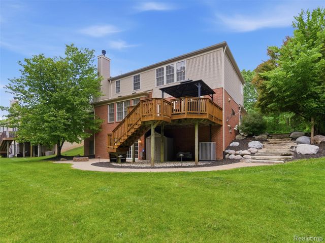 5454 Creekmonte Drive, Oakland Charter Township, MI 48306