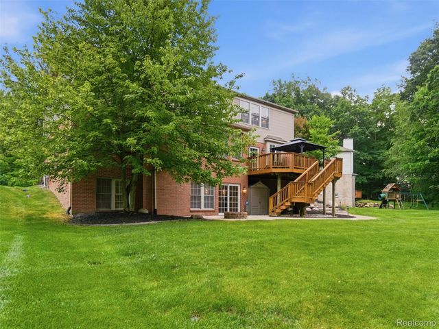 5454 Creekmonte Drive, Oakland Charter Township, MI 48306