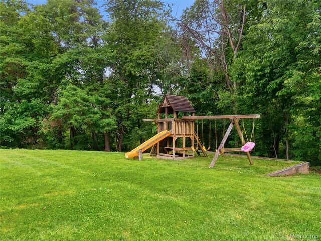5454 Creekmonte Drive, Oakland Charter Township, MI 48306