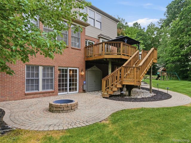 5454 Creekmonte Drive, Oakland Charter Township, MI 48306