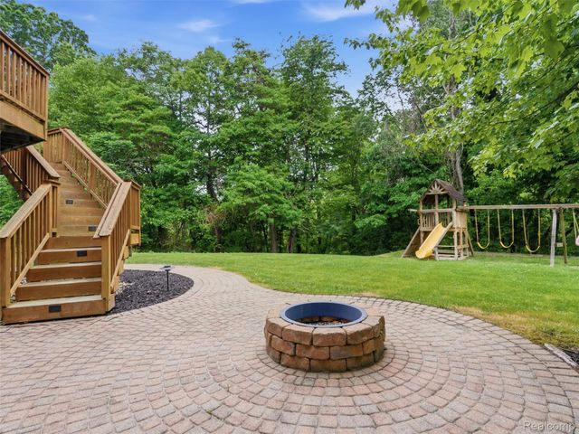 5454 Creekmonte Drive, Oakland Charter Township, MI 48306