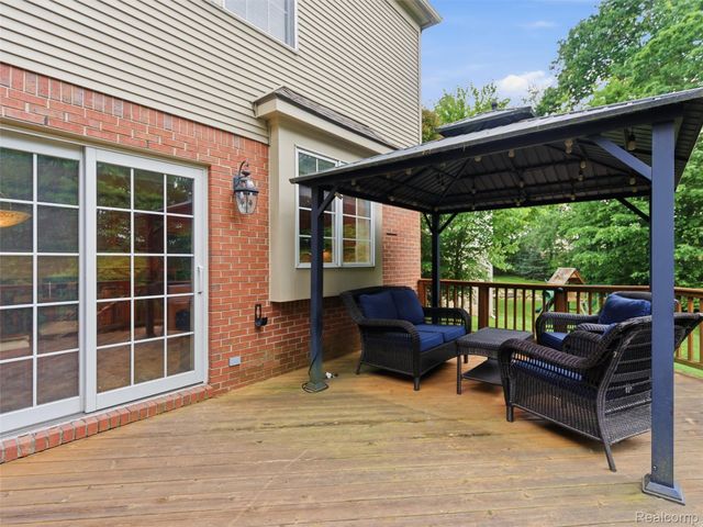 5454 Creekmonte Drive, Oakland Charter Township, MI 48306