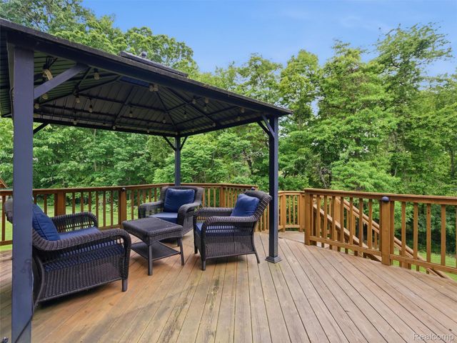5454 Creekmonte Drive, Oakland Charter Township, MI 48306