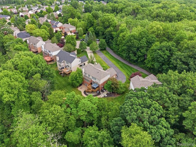 5454 Creekmonte Drive, Oakland Charter Township, MI 48306