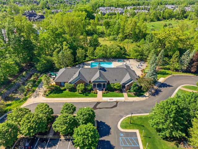 5454 Creekmonte Drive, Oakland Charter Township, MI 48306