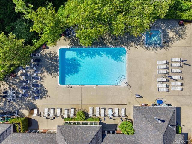 5454 Creekmonte Drive, Oakland Charter Township, MI 48306