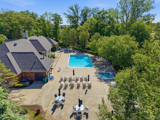5454 Creekmonte Drive, Oakland Charter Township, MI 48306