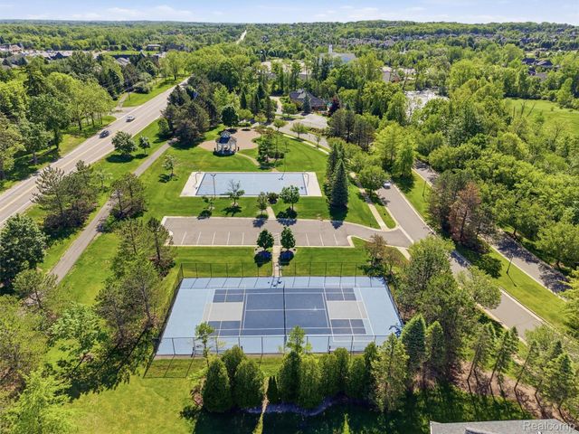 5454 Creekmonte Drive, Oakland Charter Township, MI 48306