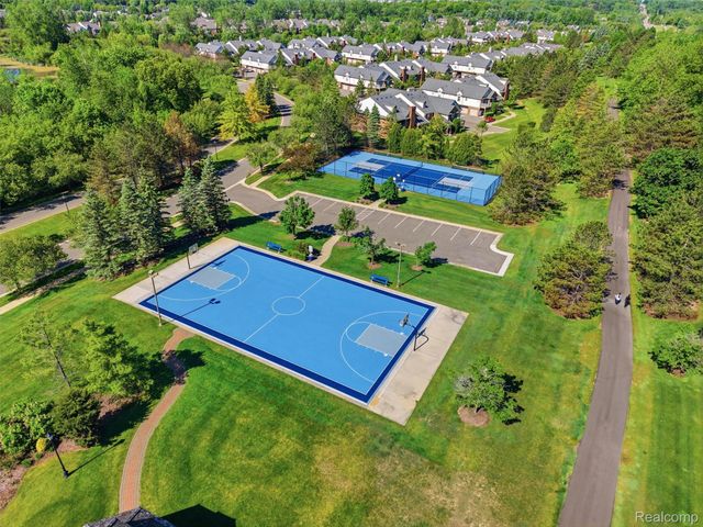 5454 Creekmonte Drive, Oakland Charter Township, MI 48306