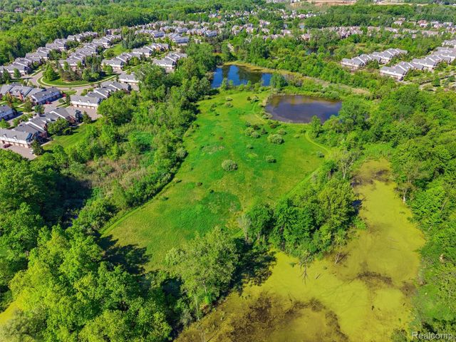 5454 Creekmonte Drive, Oakland Charter Township, MI 48306