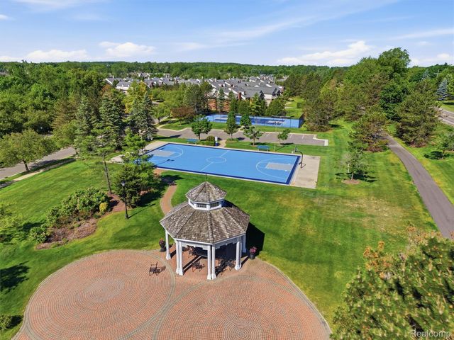 5454 Creekmonte Drive, Oakland Charter Township, MI 48306