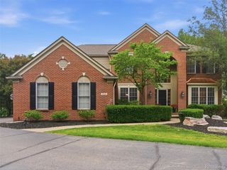 5454 Creekmonte Drive, Oakland Charter Township, MI 48306