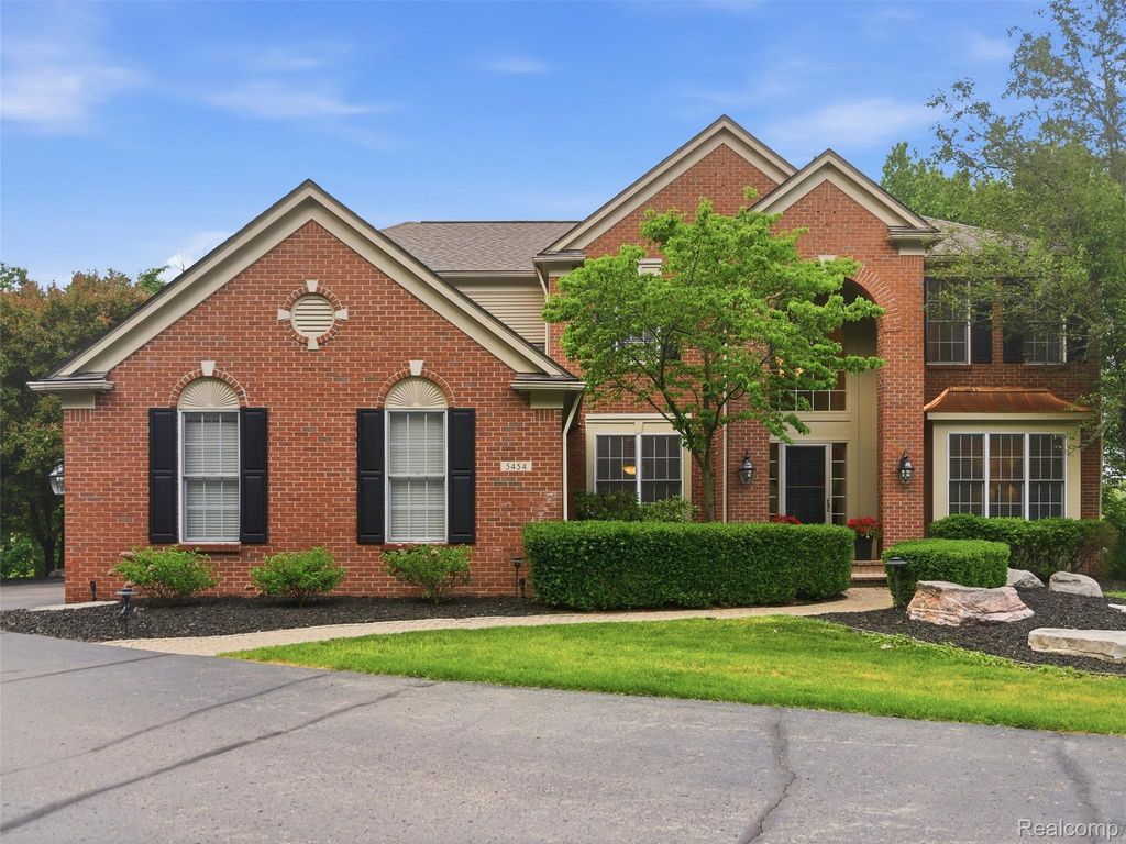 5454 Creekmonte Drive, Oakland Charter Township, MI 48306