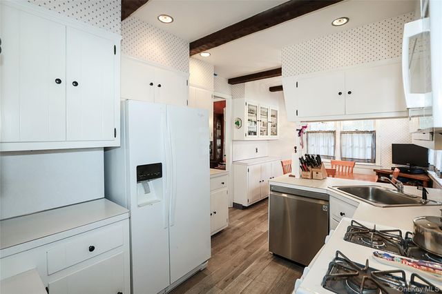 71 Beechwood Avenue, Manhasset, NY 11030