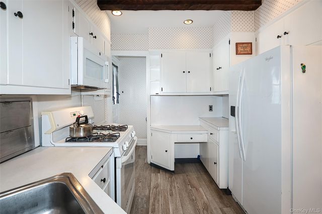 71 Beechwood Avenue, Manhasset, NY 11030