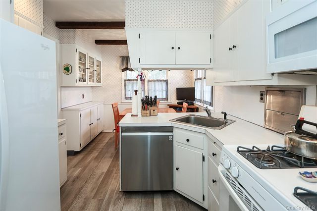 71 Beechwood Avenue, Manhasset, NY 11030