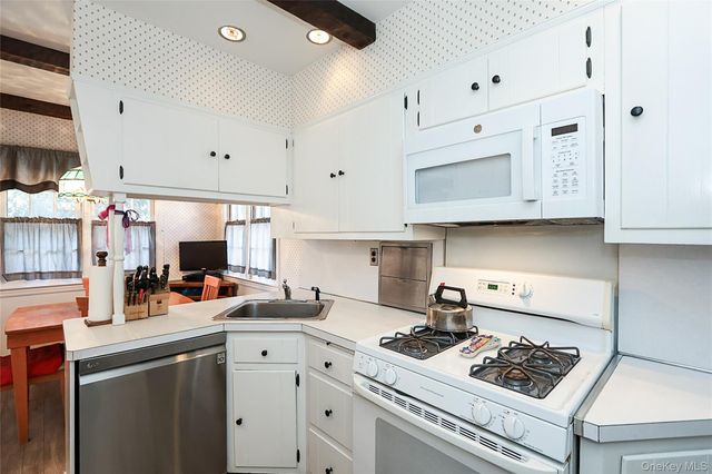 71 Beechwood Avenue, Manhasset, NY 11030