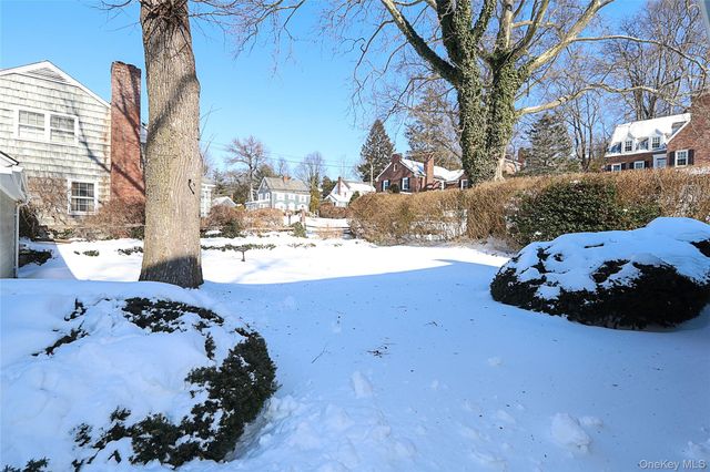 71 Beechwood Avenue, Manhasset, NY 11030