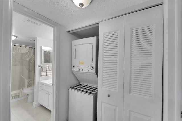 6008 Coral Lake Dr 108, Margate, FL 33063