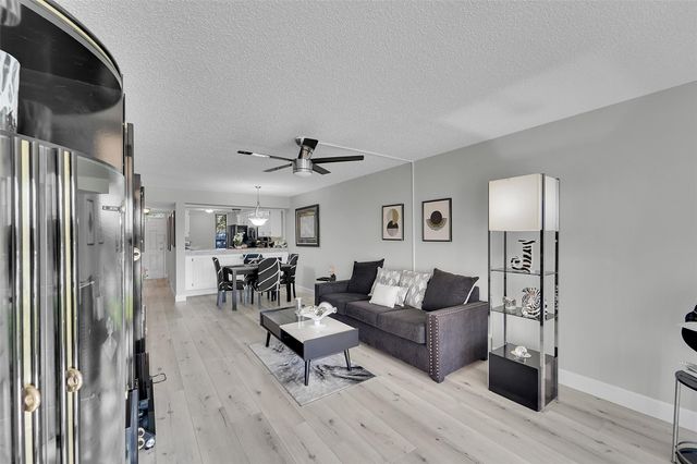 6008 Coral Lake Dr 108, Margate, FL 33063