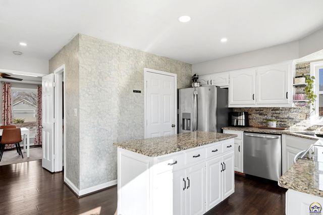 3456 SW Brandywine CT, Topeka, KS 66614