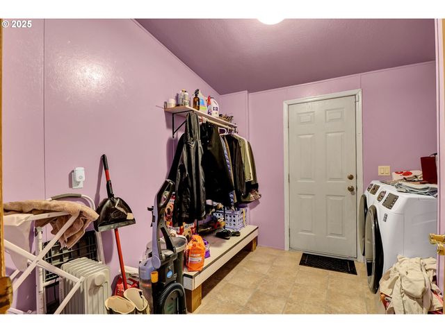 2570 Rosebay St, Eugene, OR 97402