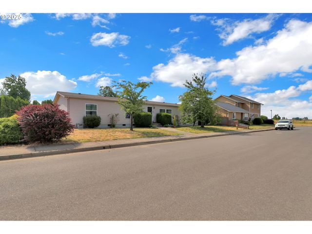 2570 Rosebay St, Eugene, OR 97402