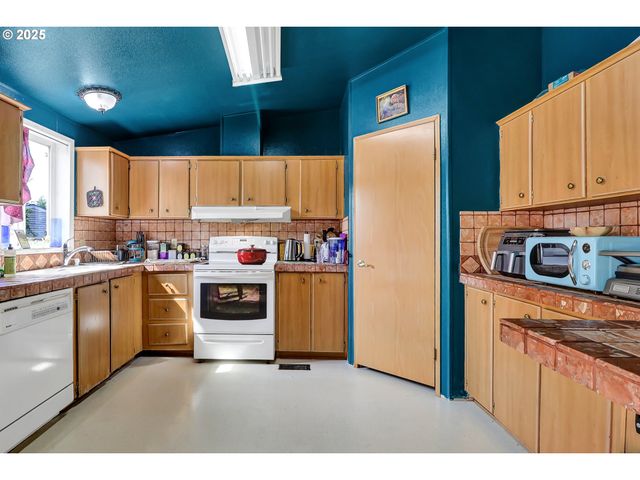2570 Rosebay St, Eugene, OR 97402