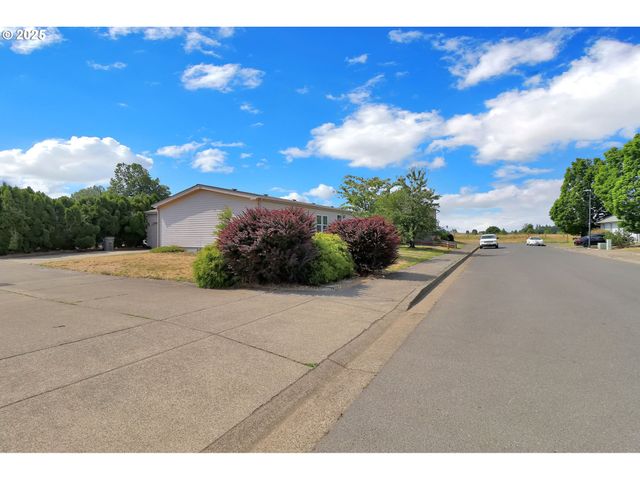 2570 Rosebay St, Eugene, OR 97402