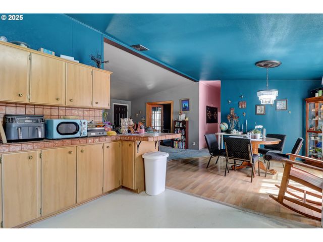 2570 Rosebay St, Eugene, OR 97402