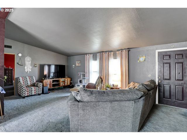 2570 Rosebay St, Eugene, OR 97402