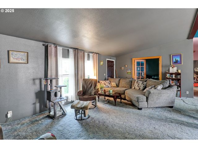 2570 Rosebay St, Eugene, OR 97402