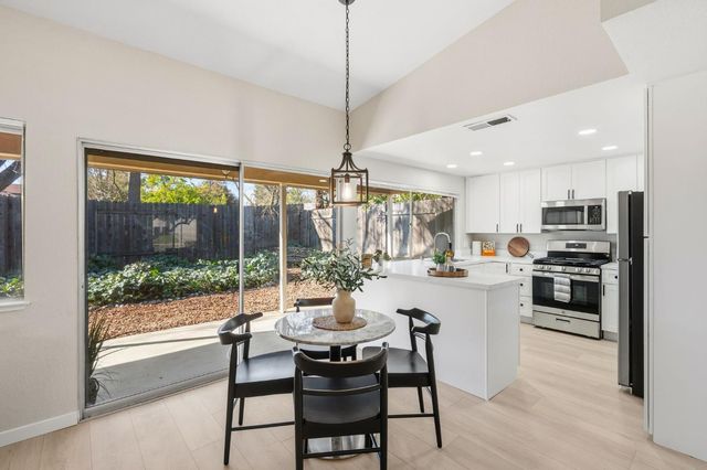 5865 Esrig Way, Sacramento, CA 95841