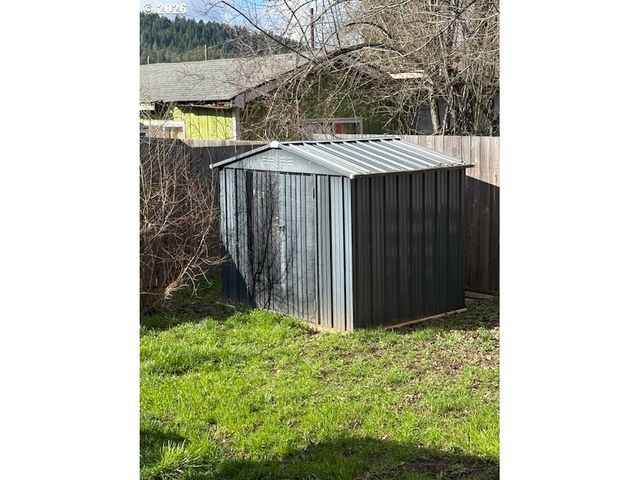 440 MONT St, Canyonville, OR 97417