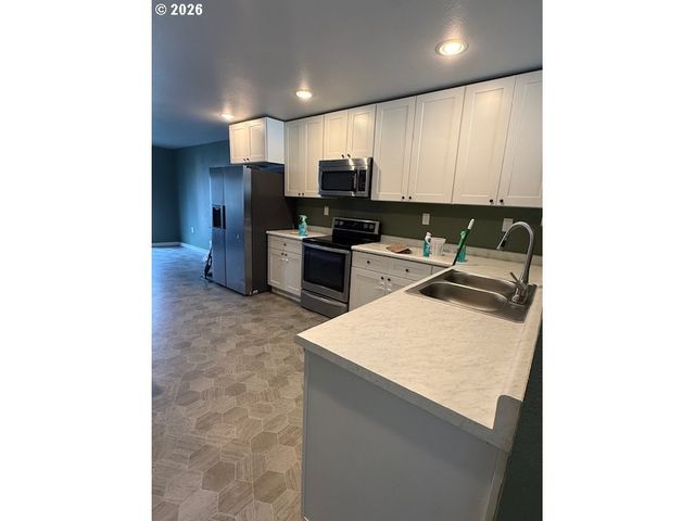 440 MONT St, Canyonville, OR 97417