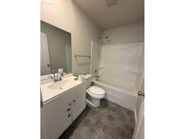 440 MONT St, Canyonville, OR 97417