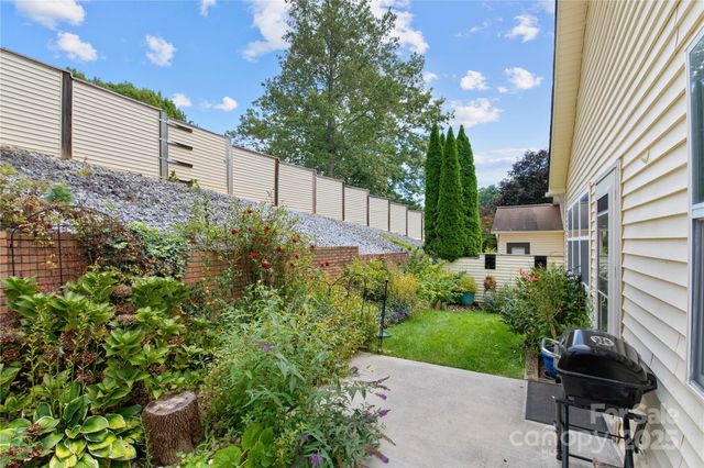 129 Exeter Court, Hendersonville, NC 28791